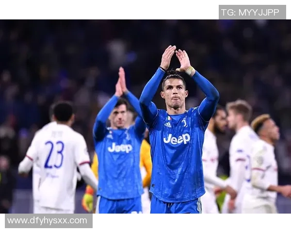 球迷疯狂冲场内抢C罗球衣欧冠赛场上演奇葩一幕 球迷疯狂冲场内抢C罗球衣欧冠赛场上演奇葩一幕