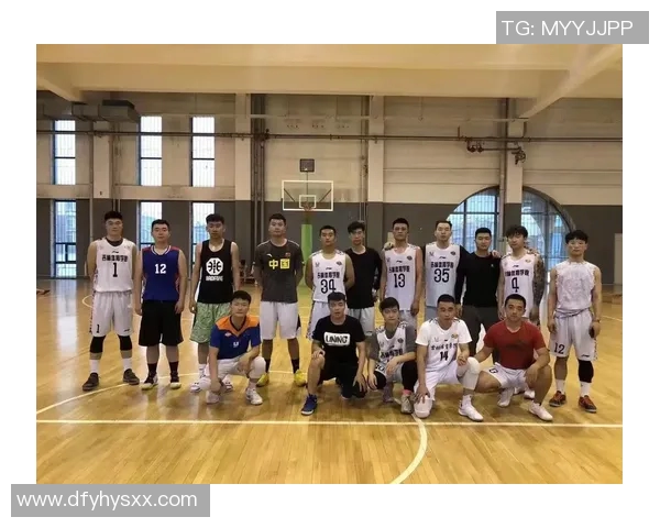 与篮球明星亲密合影瞬间记录你的青春梦想与激情时刻 与篮球明星亲密合影瞬间记录你的青春梦想与激情时刻